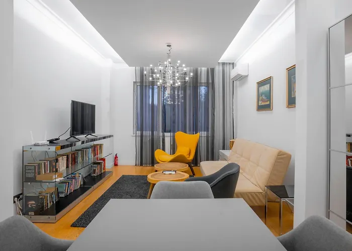 Central Luxurious 2 Bd Flat Near Ndk