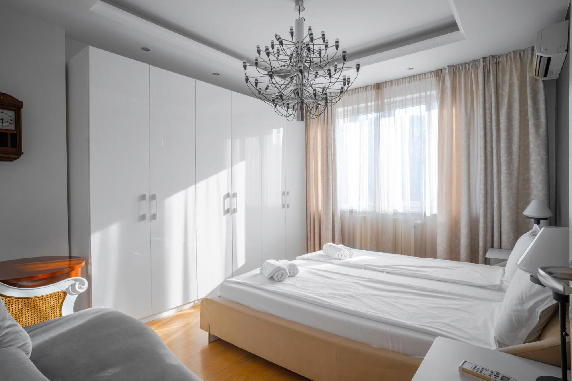 Central Luxurious 2 Bd Flat Near Ndk *