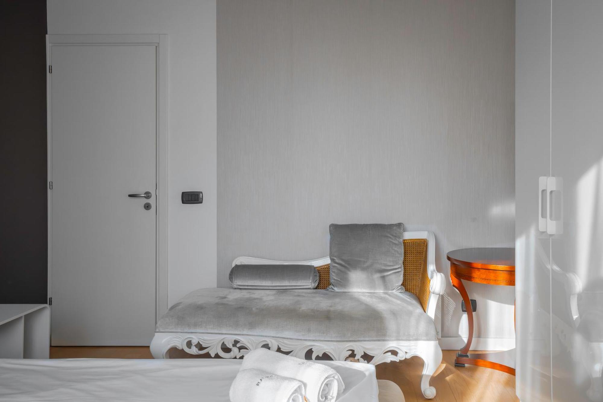 Central Luxurious 2 Bd Flat Near Ndk *