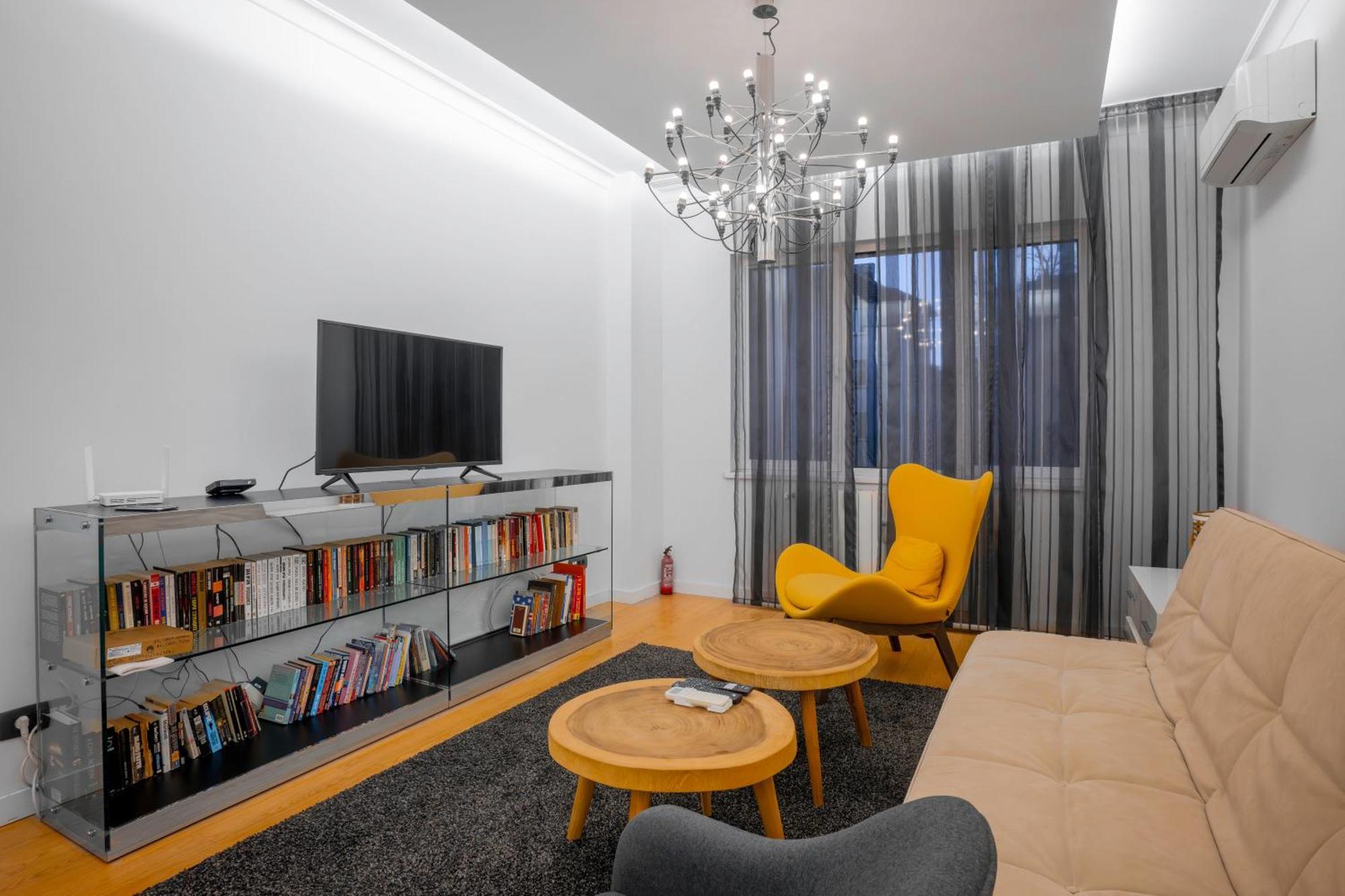 Central Luxurious 2 Bd Flat Near Ndk Apartment