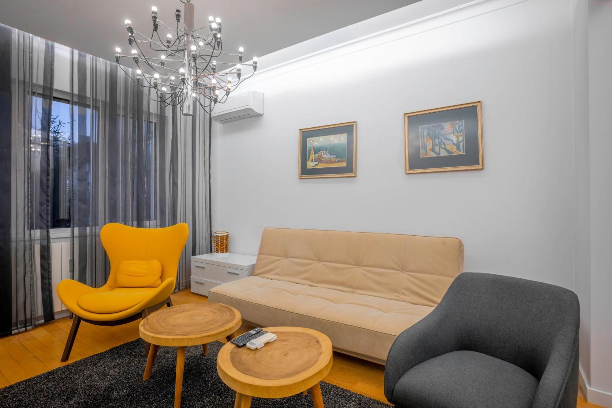 Central Luxurious 2 Bd Flat Near Ndk Apartment