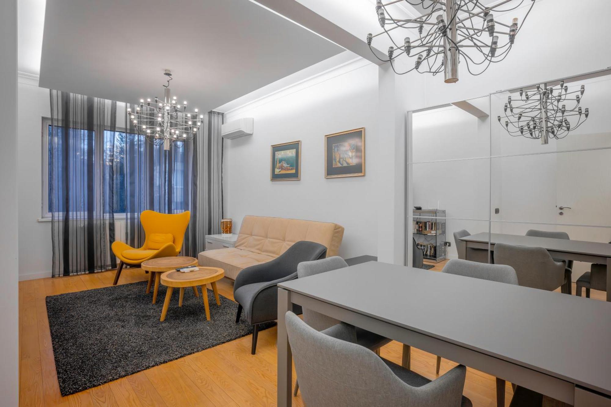 Central Luxurious 2 Bd Flat Near Ndk Apartment